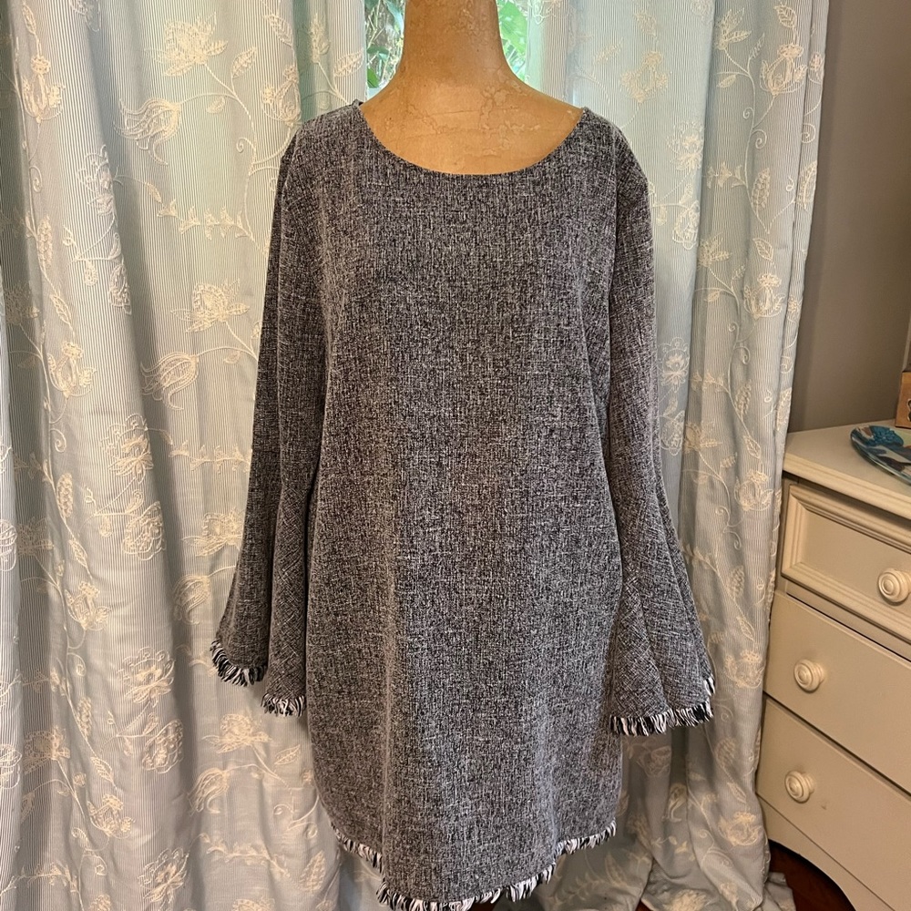 Ellie & Jane tunic dress
USED
Boots and scarf not included